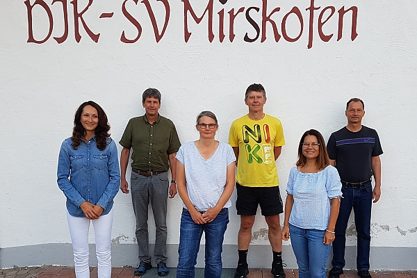 Die neue Abteilungsleitung der Tennisabteilung des DJK-SV Mirskofen: Thomas Faltermeier (2.v.l.) übernimmt die Leitung der Tennisabteilung. Ulrike Knapp (2.v.r.) ist seine Stellvertreterin. 