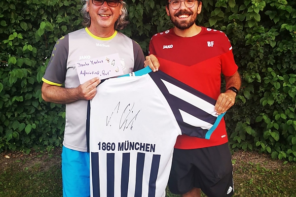 Benedikt Fischer, neuer Jugendleiter des DJK-SV Mirskofen, bedankte sich bei seinem Vorgänger Markus Frauchiger (l.) für dessen 4-jährige Arbeit.