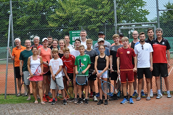 Unter der Leitung von Abteilungsleiter Thomas Faltermeier (r.) veranstaltete die Tennisabteilung des DJK-SV Mirskofen ein Gauditurnier. 