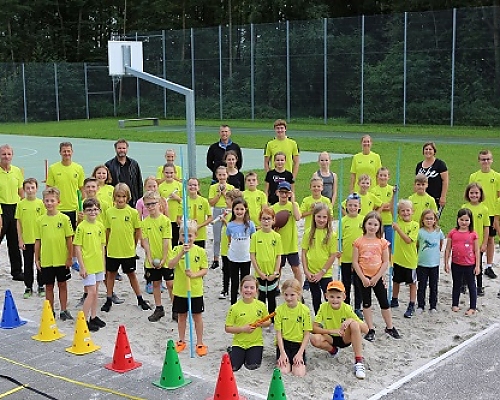 Bildunterschrift: Die Fördergemeinschaft des DJK-SV Mirskofen stattete die Leichtathletik-Sparte des Vereins mit zahlreichen Trainingsmaterialen aus – sehr zur Freude der Mitglieder der jungen Sparte.   