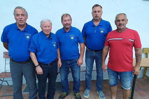 Die KSK Mirskofen gewann das 2. Benefiz-Turnier der Stockschützen-Abteilung des DJK-SV Mirskofen. Abteilungsleiter Ludwig Holmer (r.) gratulierte. 