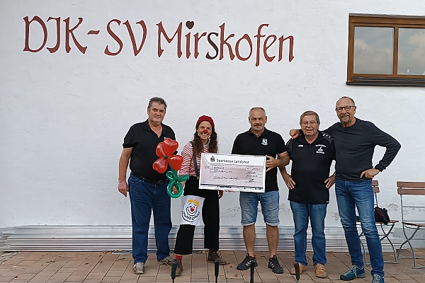 Bildunterschrift: Die Stockschützen des DJK-SV Mirskofen spendeten die Einnahmen aus ihrem diesjährigen Benefiz-Stockturnier an die Klinik-Clowns.