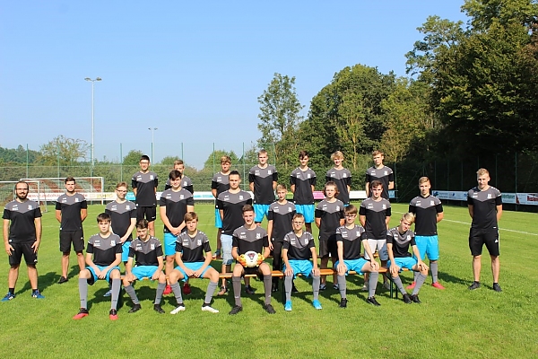 Das Bild zeigt die B-Junioren des DJK-SV Mirskofen