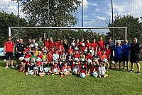 Ein Wochenende lang trainierte die G-, und die F-Jugend (Foto 1) sowie die E- und D-Jugend (Foto 2) der SG Mirskofen/Altheim im Fußball-Jugendcamp auf dem Sportgelände des DJK-SV Mirskofen.