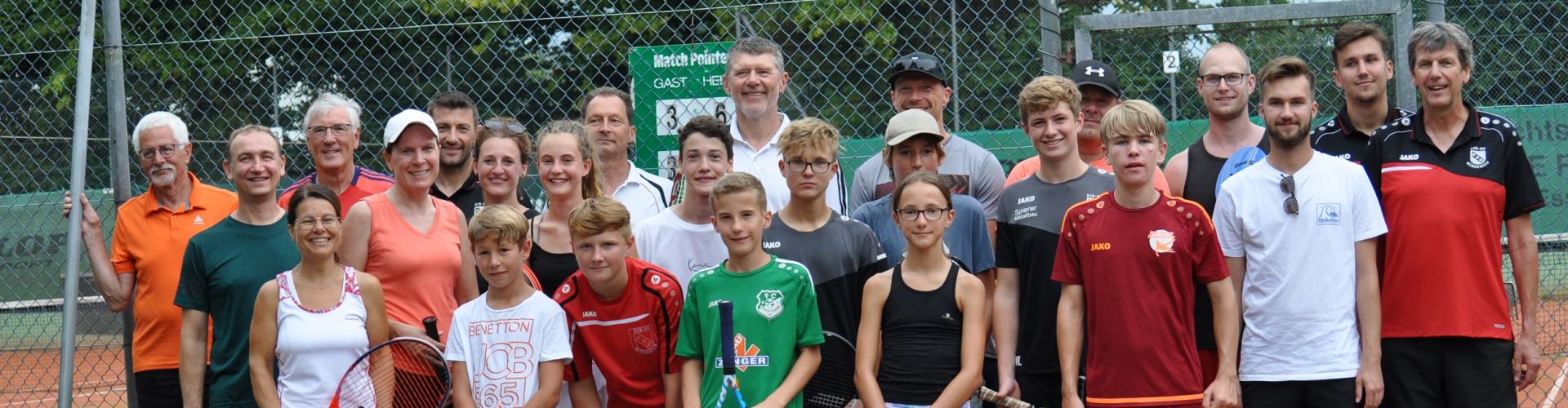 Unter der Leitung von Abteilungsleiter Thomas Faltermeier (r.) veranstaltete die Tennisabteilung des DJK-SV Mirskofen ein Gauditurnier. 