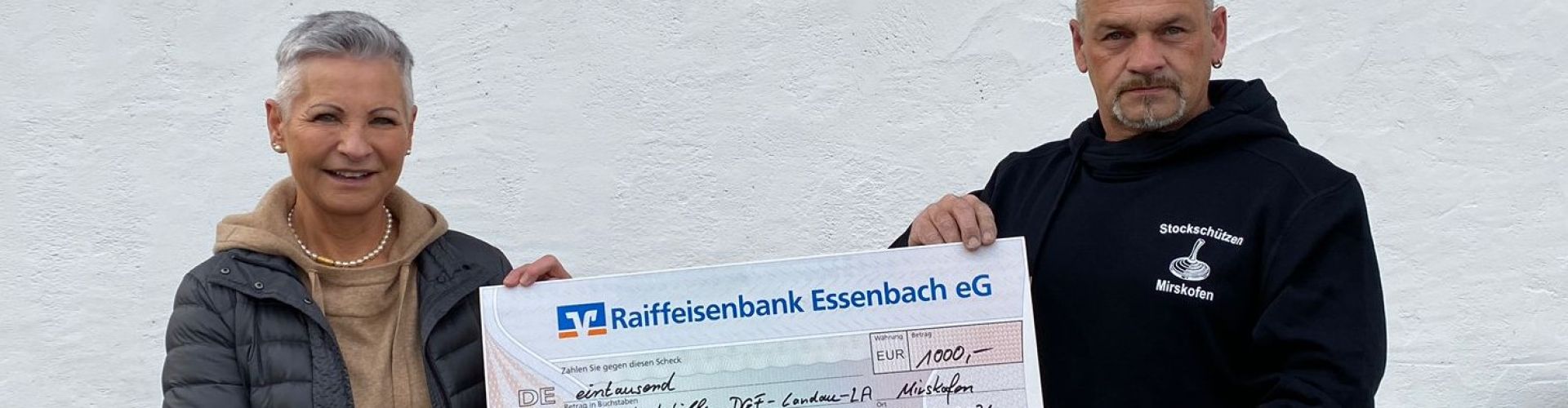 Ludwig Holmer, Abteilungsleiter der Stockschützen des DJK-SV Mirskofen, überreichte Ulrike Eckhart von der Kinderkrebshilfe Dingolfing-Landau-Landshut e.V. einen symbolischen Spendenscheck in Höhe von exakt 1.000 Euro. 