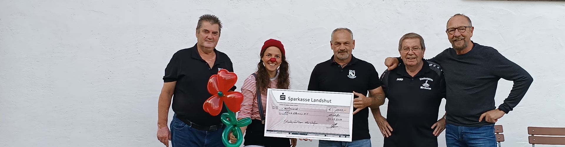 Bildunterschrift: Die Stockschützen des DJK-SV Mirskofen spendeten die Einnahmen aus ihrem diesjährigen Benefiz-Stockturnier an die Klinik-Clowns.