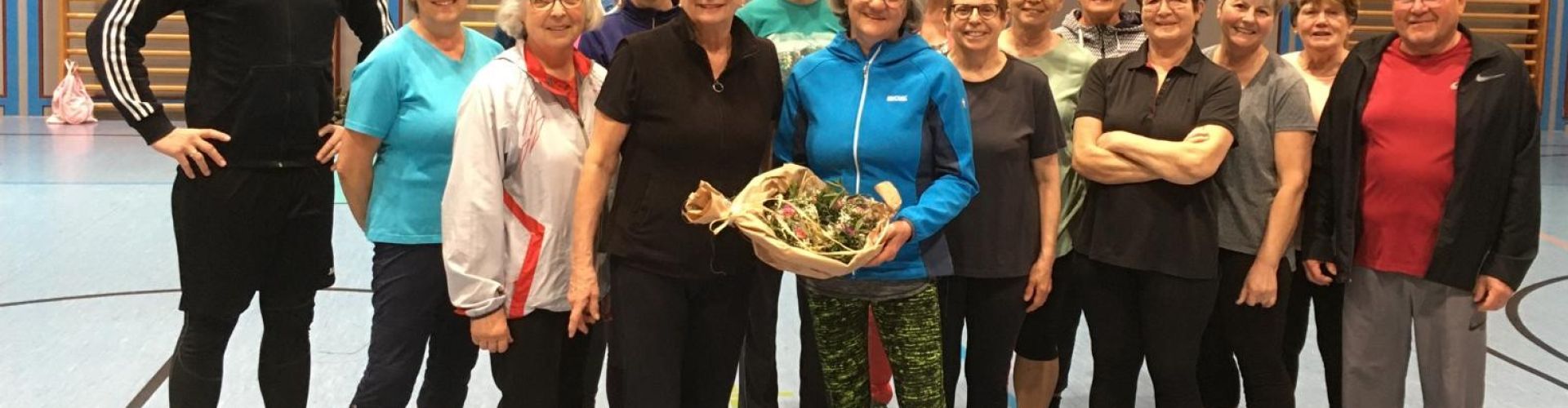 Die Gymnastiksparte um Leiterin Ingrid Hirschbolz gratulierte Elisabeth Metzger, vormals Hutterer, zur Eheschließung.